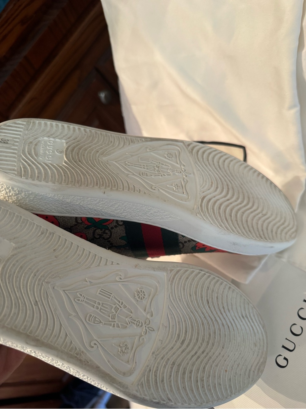 Authentic Gucci sneakers - Picture 3 of 5